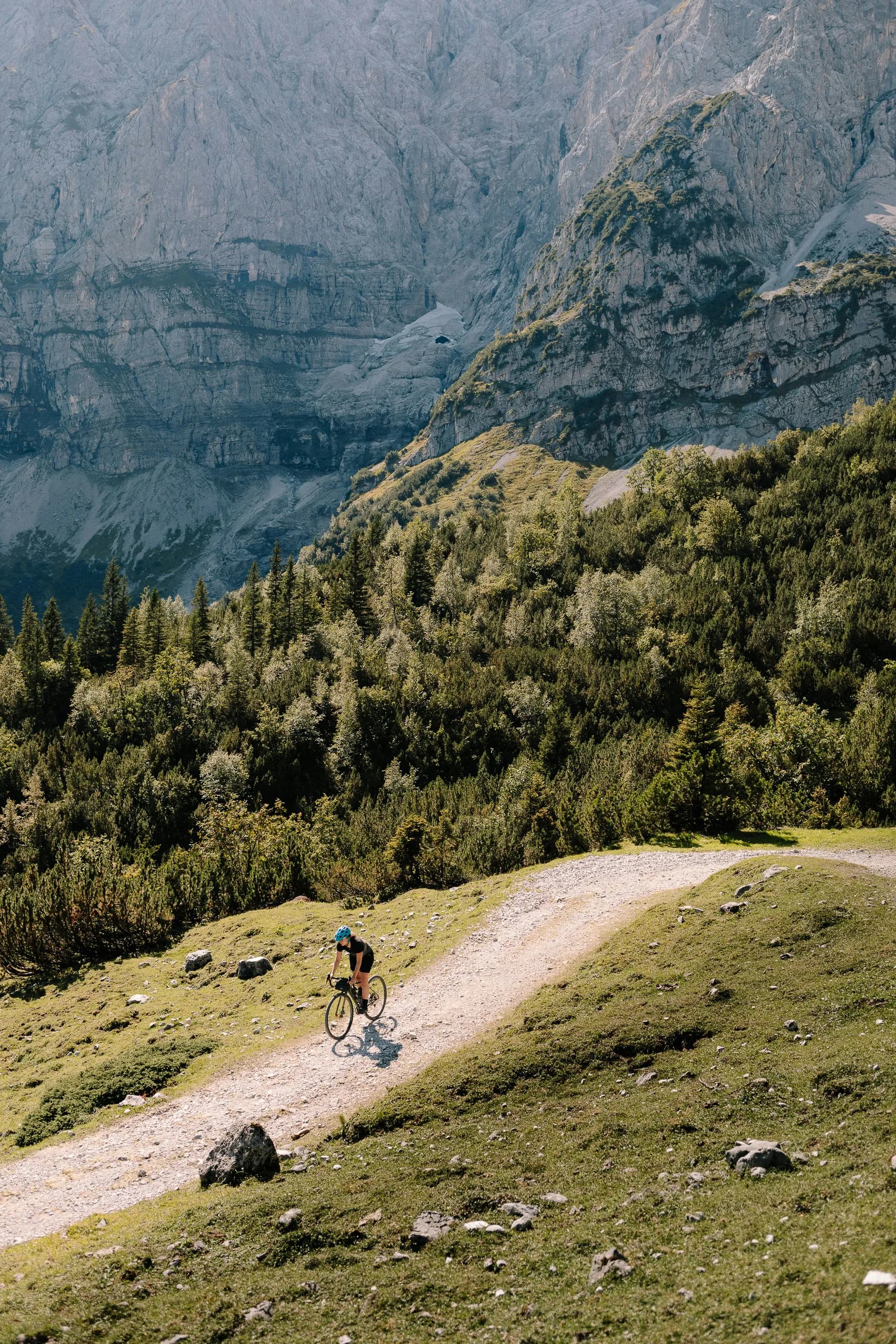 Cycliste sur une route de montagne