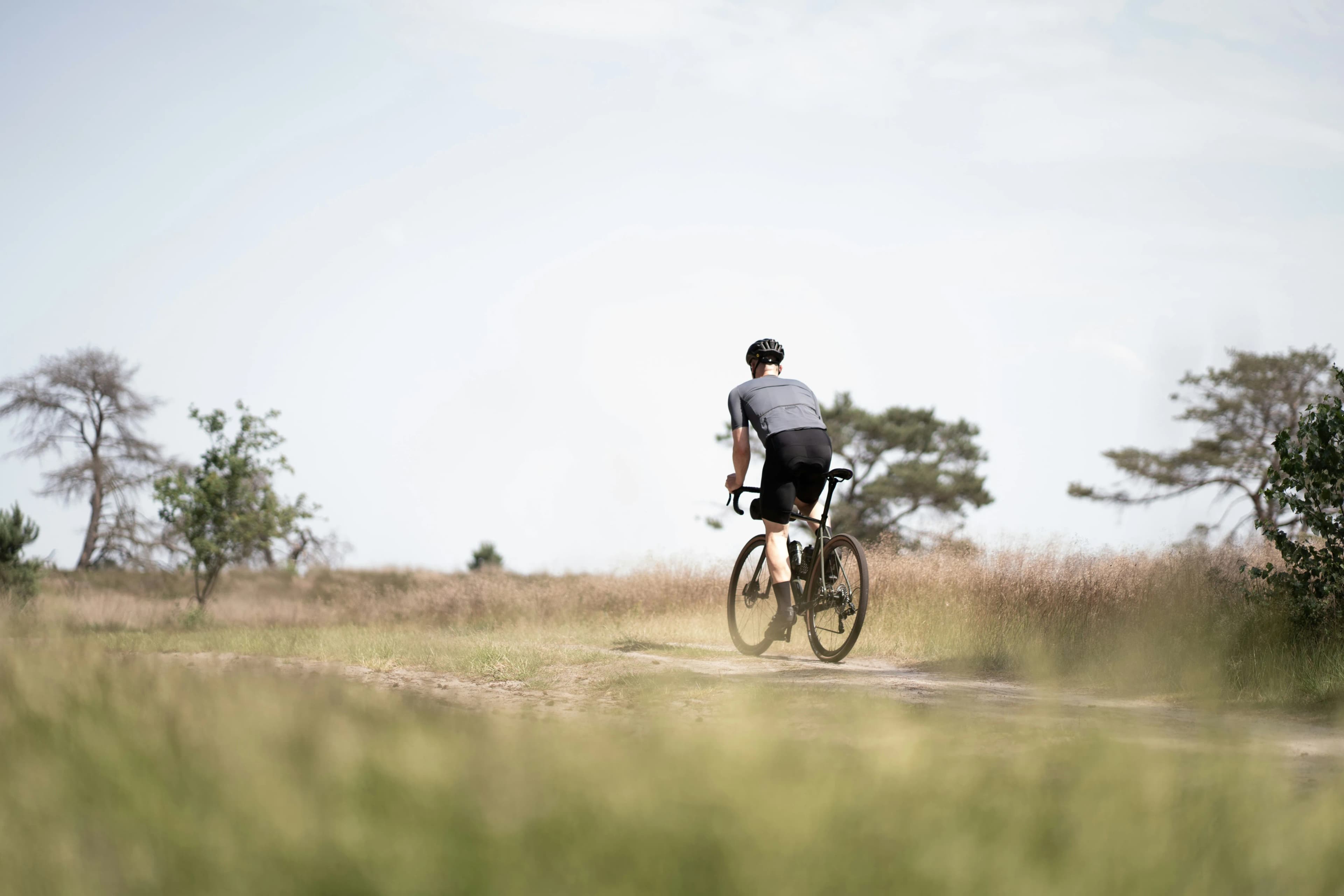 Vélo sur un chemin panoramique